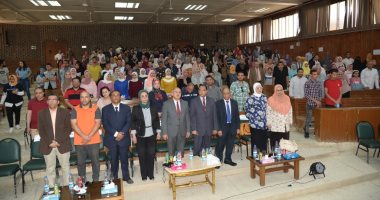 صور.. رئيس جامعة أسيوط يشهد تخريج دفعتين من برنامج الترجمة الإنجليزية
