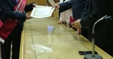 مدير مدرسة إعدادية بأسوان يحصد المركز الأول بمسابقة الرائد المثالى 