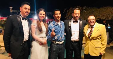 بأزياء التسعينيات.. محمد رمضان وأبطال "زلزال" فى كواليس جديدة من التصوير