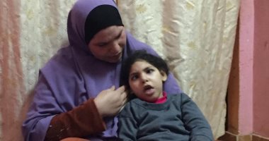 صور.. مأساة طفلة بالدقهلية تعانى من الشلل الدماغى وأسرتها تناشد علاجها