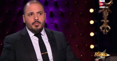 رامى عياش يسعف سيدة فقدت الوعى فى المطار.. تعرف على التفاصيل