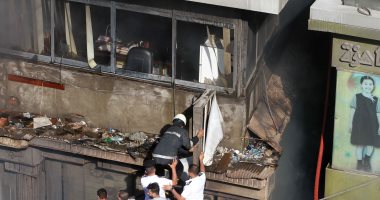 المعمل الجنائي يعاين موقع حريق مخزن أحذية فى الموسكى