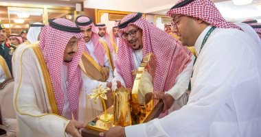 فيديو وصور.. العاهل السعودى يتلقى هدية بنهائى كأس خادم الحرمين تعرف عليها