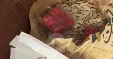 صور.. ضبط راكب بالمطار حاول تهريب 570 قرص ترامادول داخل " أكياس لب" 