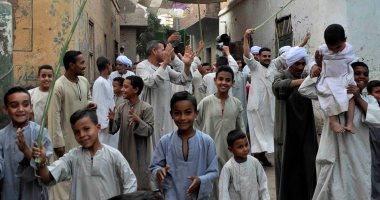 فيديو وصور.. أهالى إسنا يحتفلون بشهر رمضان بـ"دورة رمضان" وحمل المواكب