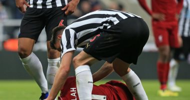 نيوكاسل يونايتد ضد ليفربول.. محمد صلاح يسقط مصابا ويغادر المباراة 