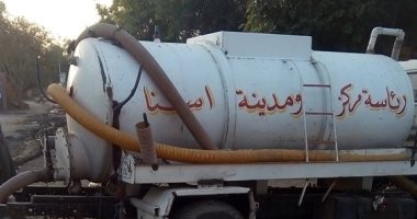 صور.. مجلس مدينة إسنا يدفع بسيارة كسح لشفط المياة الجوفية من قرية الشغب