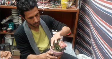 مش بتوع شاى وقهوة.. أحمد يحول البراد والكنكة لفازات ورد