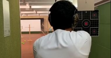 ولى عهد بدرجة قناص.. قدرة فائقة فى التصويب للشيخ حمدان بن راشد.. فيديو وصور