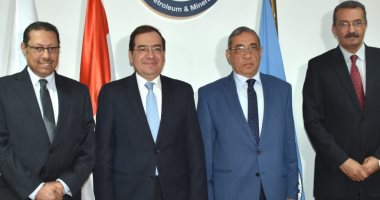 أبو طرطور بوابة العالم للفوسفات.. وزير البترول يوقع اتفاقية ترخيص استغلال الخام على مساحة 220 كم.. ومشروع إنتاج حامض الفسفوريك يعتمد على خام الفوسفات وطاقته الإنتاجية مليون طن سنويا. وباستثمارات مليار  دولار