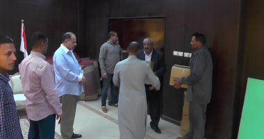 فيديو.. محافظ الفيوم يوزع 200 كرتونة مواد غذائية للأسر الأولى بالرعاية بمناسبة شهر رمضان