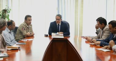 وزير الآثار يلتقى بمنسقى العرض بالمتحف الكبير لمتابعة آخر مستجدات العمل 