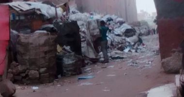 نباشين القمامة يسببون مشكلة للأهالى بالقومية العربية فى إمبابة