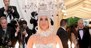 فيديو وصور.. "من نجفة" لـ "هامبرجر".. هكذا أثارت كاتى بيرى الجدل بحفل "Met Gala "