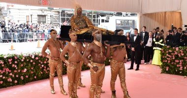 7 مشاهد غريبة فى حفل Met Gala 2019.. من إله الشمس لفتاة البرجر × 15 صور