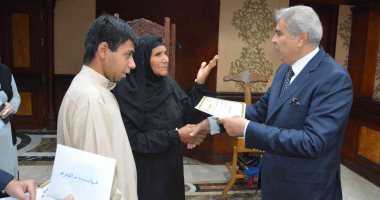 محافظ المنيا يكرم سيدة عثرت على مبلغ مالى وردته لصاحبه ويشكل لجنة لضبط الأسواق