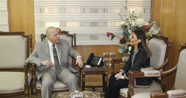 وزير العدل يلتقى سحر نصر لبحث إنشاء مكاتب توثيق بمراكز خدمة المستثمرين