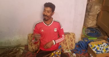 صور.. يا حلاوة الأيد الشغالة.. "عبده" أشهر صانع فوانيس من "التمر حنة" بالقليوبية
