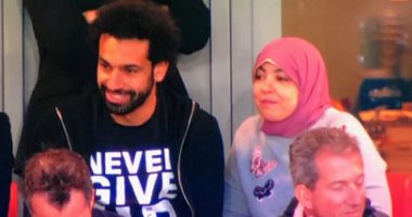 ليفربول ضد برشلونة.. محمد صلاح وزوجته يخطفان الأضواء فى الآنفيلد 