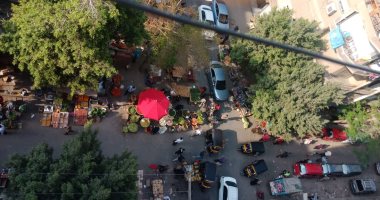 أمام محطة مترو سعد زغلول.. موقف عشوائى للتوك توك والميكروباص