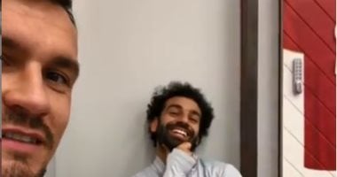 لوفرين يمازح محمد صلاح بصورة طبق الأصل على صينية ذهبية..فيديو  
