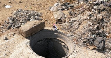 اضبط مخالفة.. بيارة صرف صحى مفتوحة أمام مجزر المحلة 