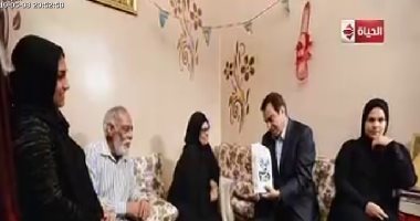 جورج قرداحي يكرم الفائزة بجائزة برنامج "اسم من مصر".. والأخيرة ترد: دى بركة رمضان