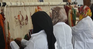 صور.. "الحوايا والكليم" صناعات تراثية مهددة بالاندثار فى مطروح