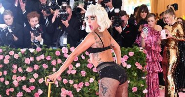 ليدى جاجا تستبدل 4 فساتين لتستقر على ملابس مثيرة للجدل فى مهرجان Met Gala