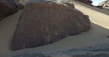 الآثار تعلن اكتشاف أوائل النقوش الملكية بالصحراء الشرقية فى أسوان