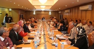 محافظ قنا يعقد اجتماع المجلس التنفيذى ويفعل قرار طلاء واجهات المنازل