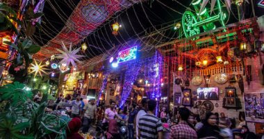 زفة عسكرية وزغاريد ونثر العطور.. مظاهر استقبال المسلمين لشهر رمضان المبارك