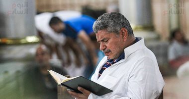 "قرآن وتسبيح".. أجواء رمضانية فى مسجد عمرو بن العاص