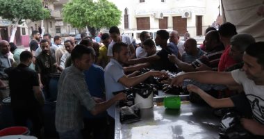 "تمر هندى.. عرقسوس".. شاهد الزحام على بائعى العصائر قبل الإفطار