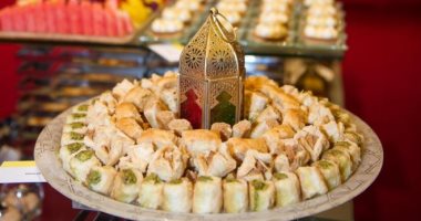 لو بتحبى الحلويات وخايفة وزنك يزيد.. اعرفى تأكلى إيه ومتاكليش إيه فى رمضان 