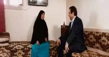 فيديو.. جورج قرداحى يسلم الحاجة شادية جائزة برنامج "اسم من مصر" 