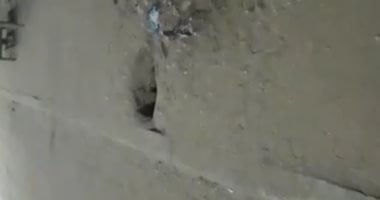 خالى بالك.. حفرة على رصيف مستشفى الحوامدية العام تهدد المارة