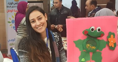 بالصوف والجوخ.. "امتثال" عملت كتب للأطفال والمكفوفين "صور"
