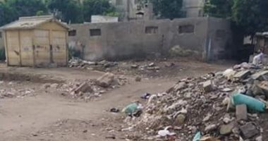 شكوى من تراكم القمامة بجوار مزلقان المحطة القديمة بالقناطر الخيرية