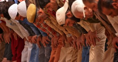 صور.. مسلمو العالم يؤدون صلاة أول جمعة فى شهر رمضان الكريم