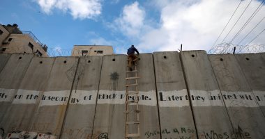 صور.. شباب فلسطين يتحدى "حواجز الاحتلال" لأداء صلاة الجمعة بـ"الأقصى"