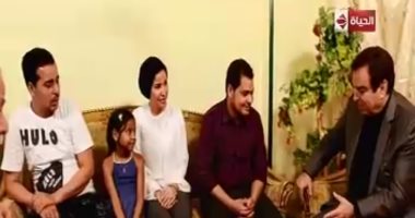 فيديو.. جورج قرداحى يسلم الفائز بجائرة الـ100 ألف جنيه عن برنامج اسم من مصر