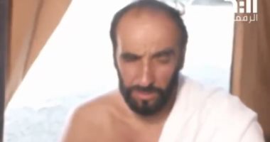 شاهد.. الشيخ زايد آل نهيان يؤدى الصلاة فى المسجد النبوى عام 1979
