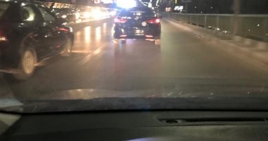 امسك مخالفة.. سيارة بدون لوحات على كوبرى أكتوبر