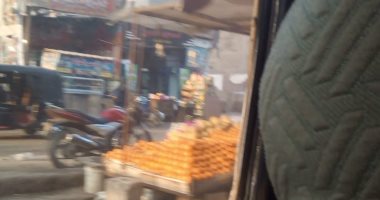 قارئ يشكو انتشار الباعة الجائلين والتكاتك بطريق البراجيل