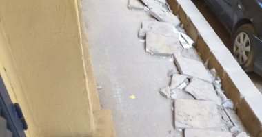  شكوى من تهالك الرصيف بمنطقة الروضة بالمنيل 