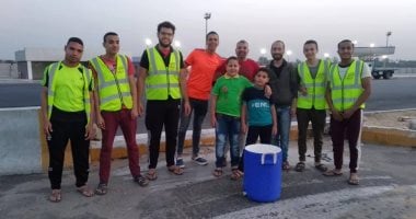 صور.. شباب قرية الصنافين بالشرقية يفطرون الصائمين على الطريق الإقليمى