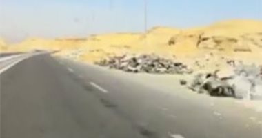  فيديو.. طريق يربط الدائرى بمحور الشهيد يتحول لحارة واحدة بسبب مخلفات البناء