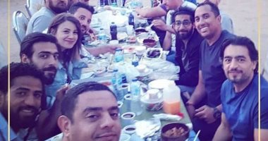 صورة.. هانى سلامة يتناول الإفطار مع صناع "قمر هادى" داخل اللوكيشن