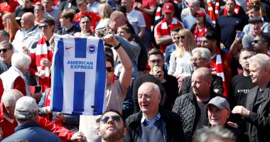 قميص برايتون يظهر في مباراة ليفربول ضد ولفرهامبتون